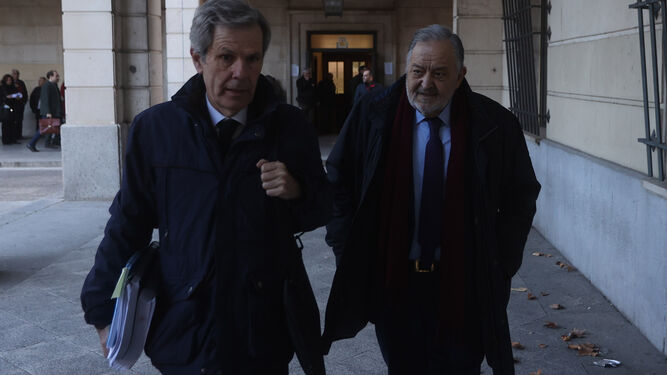 Eduardo Herrera (a la derecha) y su abogado, Adolfo Cuéllar, a finales de enero en la Audiencia de Sevilla.