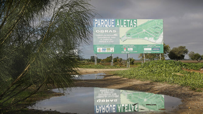 Un cartel de 2012 anuncia las obras den Las Aletas.