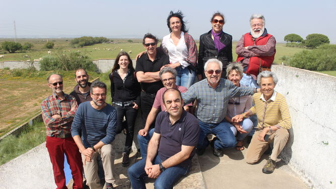 Algunos de los participantes de la redacción del proyecto junto a grupos ecologistas en Las Aletas