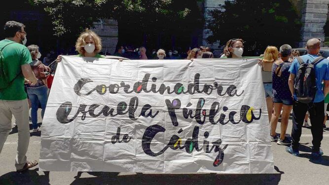 Una protesta de la Coordinadora  de la Escuela  Pública en Cádiz.