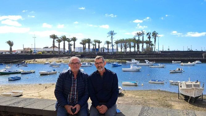 El presidente de la asociación, José Manuel Pose (Izq), junto a Luis Moreno, en Lanzarote, donde han recabado la documentación.