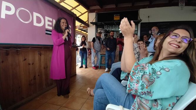Ana Rojas, candidata a la Alcaldía de Podemos San Fernando, durante el acto de presentación de la candidatura. A la derecha de la imagen, Montserrat Llull, número 3 de la lista.
