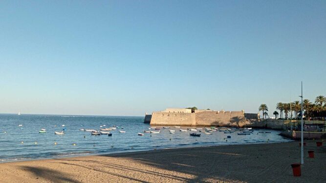 Foto de archivo de un día despejado en Cádiz