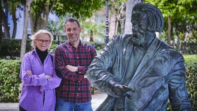 Laure Lachéroy y Salvador García posan ante la escultura de Ory, original de Luis Quintero, que se encuentra en la Alameda gaditana.