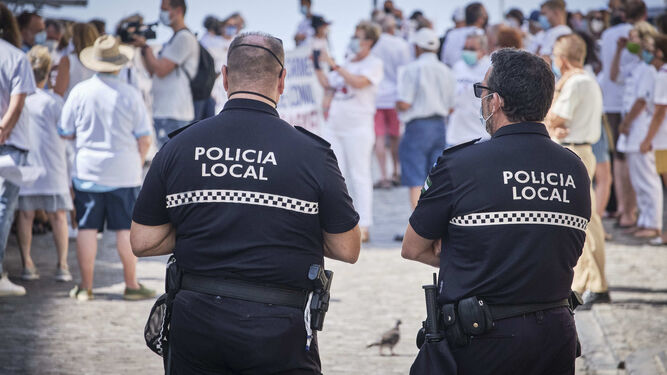 Dos agentes de la Policía Local de Cádiz, en una concentración ciudadana.