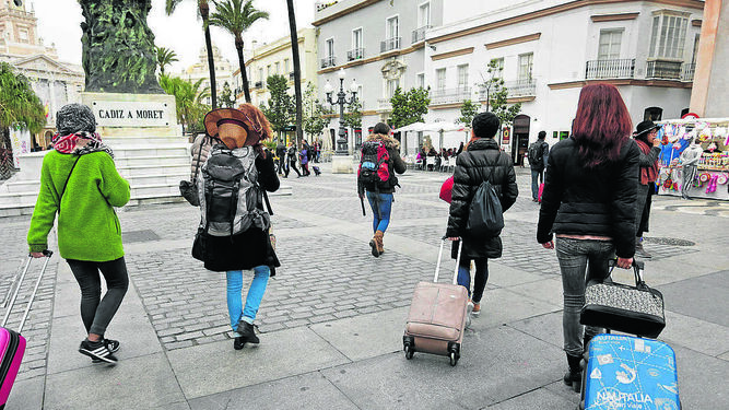 Un grupo de turistas nacionales llegando a la ciudad en la época de Carnaval.