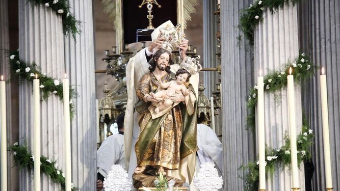 La imagen de San José, que fuera coronada en octubre de 2020 en la Catedral de Cádiz.