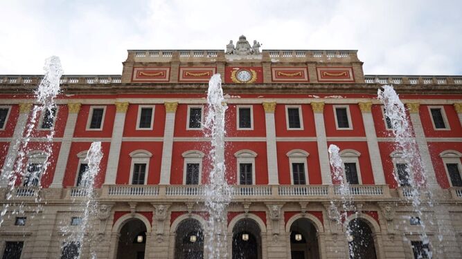Chorros de agua de la nueva fuente que se ha instalado en la plaza del Rey, frente al Ayuntamiento de San Fernando.