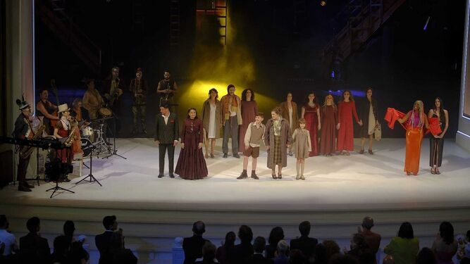 Escena final de la gala de los Premios Max en el Gran Teatro Falla.