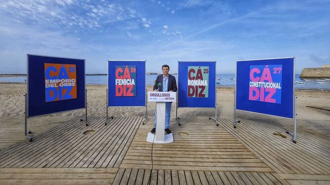 Bruno García presenta su propuesta cultural e histórica en la playa de la Caleta.