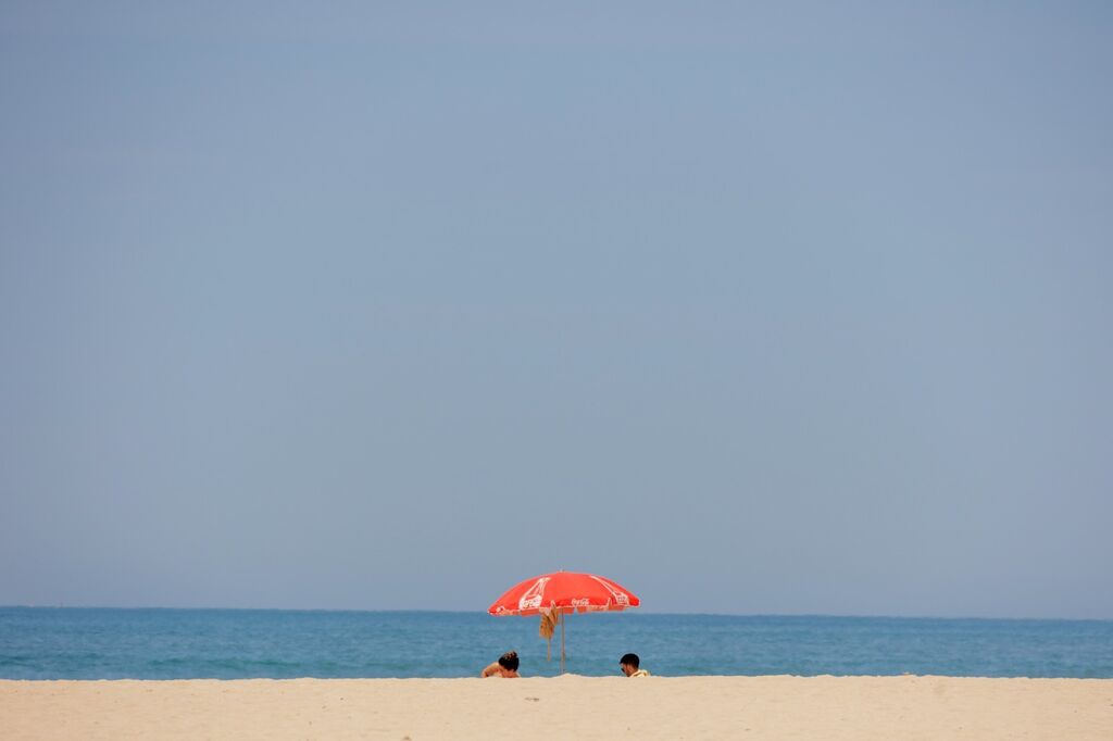 El calor de abril se deja notar en las playas de C&aacute;diz