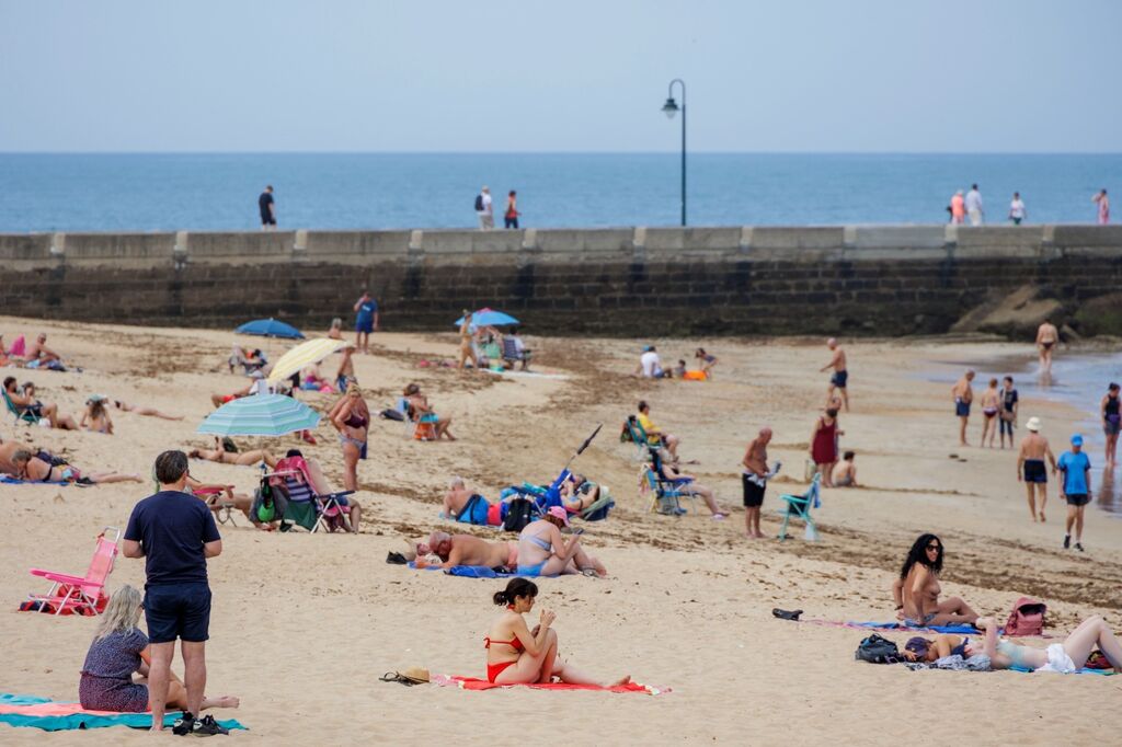 El calor de abril se deja notar en las playas de C&aacute;diz