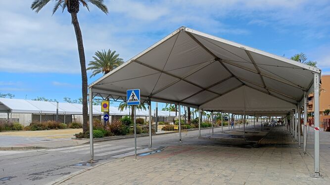 Las estructuras de las casetas de la próxima Feria de la Manzanilla ya instaladas en el segundo tramo de La Calzada.