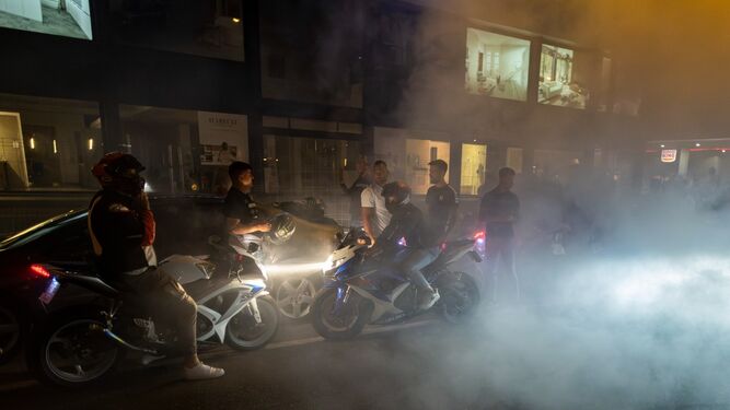 Una imagen de las motos concentradas en la noche del jueves en la antigua Nacional IV.