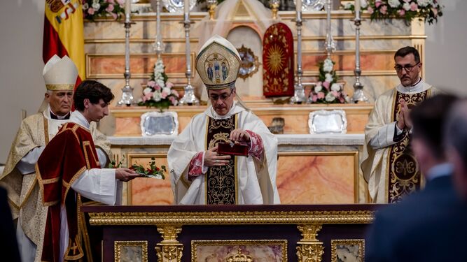 El arzobispo castrense de España introduce en el altar de la Castrense las reliquias del Padre Poveda, en la misa de dedicación del templo celebrada este sábado.