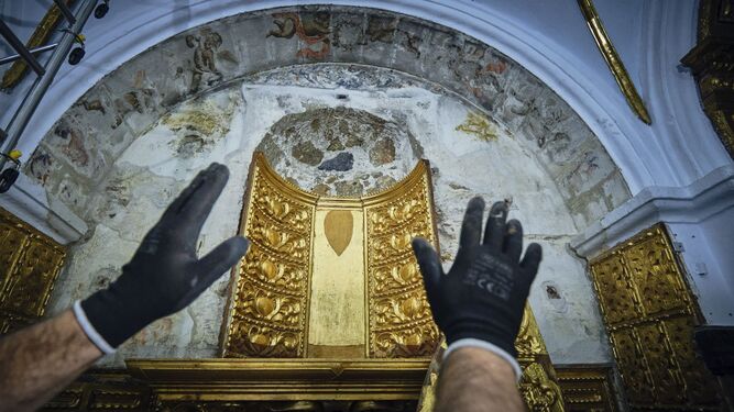 Las pinturas murales que se esconden bajo el retablo de madera de Columna han salido a la luz en San Juan de Dios.