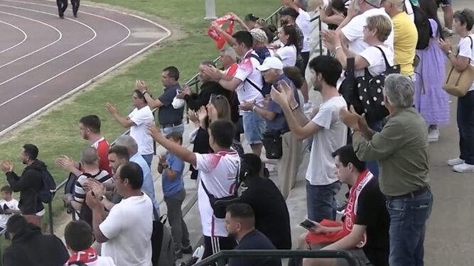 Aficionados del Chiclana CF aplauden al equipo desde la grada del Municipal de Moguer.