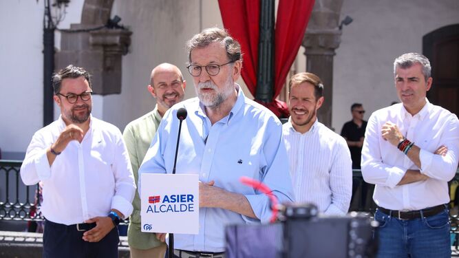 Rajoy participa en un acto de campaña de la alcaldía de Santa Cruz de La Palma.