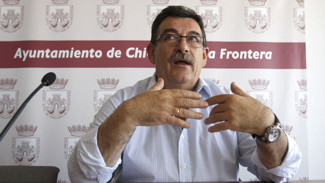 Nicolás Aragón, en una rueda de prensa como delegado municipal de Medio Ambiente y Playas en 2023.