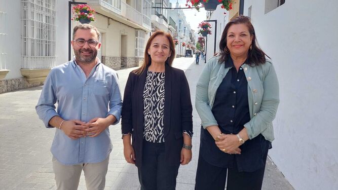 La primera teniente de alcalde y número 2 de la candidatura del PSOE, Ana González, junto a los miembros de la lista Fede Díaz y Mila Bulpe.