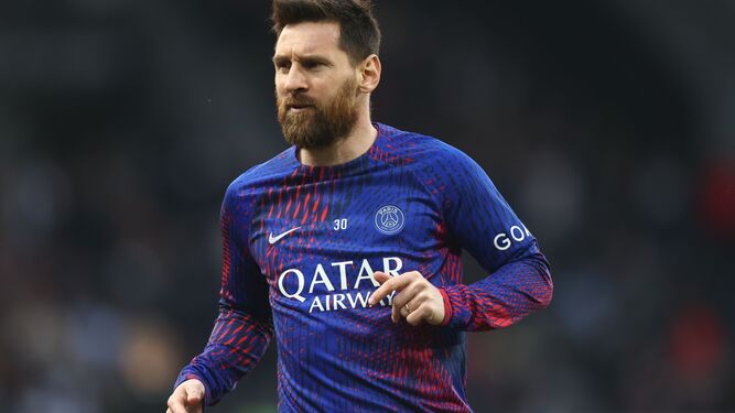 Lionel Messi con la camiseta de entrenamiento del PSG