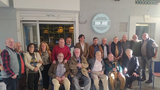 Foto de familia de los antiguos profesores de Salesianos reunidos en la taberna Don José.