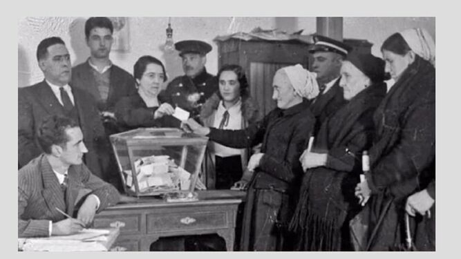 Foto histórica, incluida en el documento, de mujeres ejerciendo el derecho al voto en 1933.