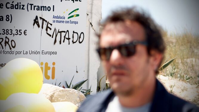El alcalde de Cádiz, ante el cartel del primer tramo del Eurovelo.