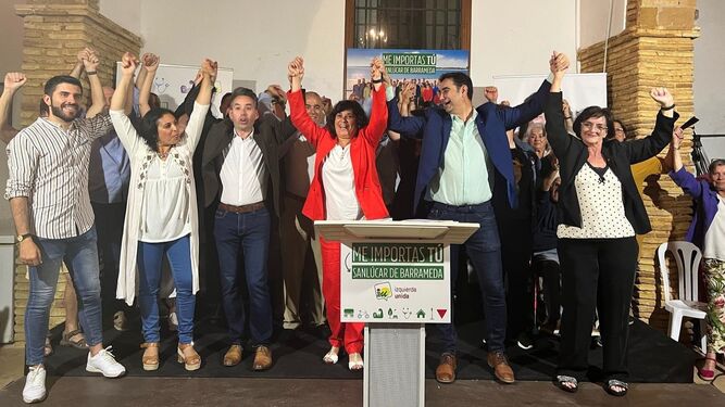La alcaldable de IU, Carmen Álvarez, junto al resto de la candidatura de esta formación política, en la presentación.
