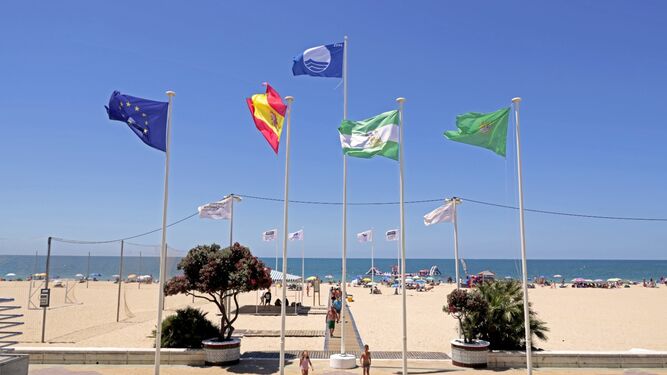 Las seis playas de Rota volverán a lucir las Banderas Azules este verano.