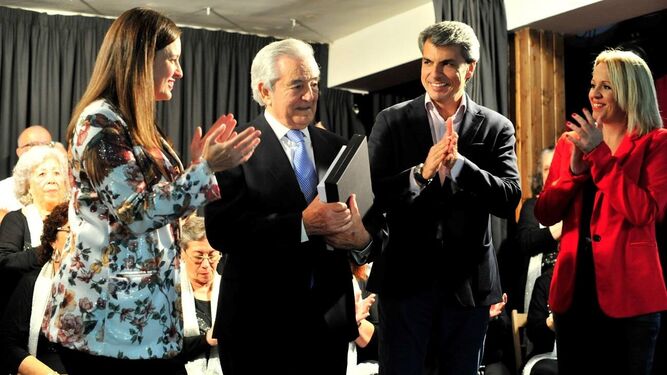 El doctor Jesús Martín Almeida, junto a la alcaldesa y otros concejales, tras el reconocimiento que el Ayuntamiento le brindó en 2018.