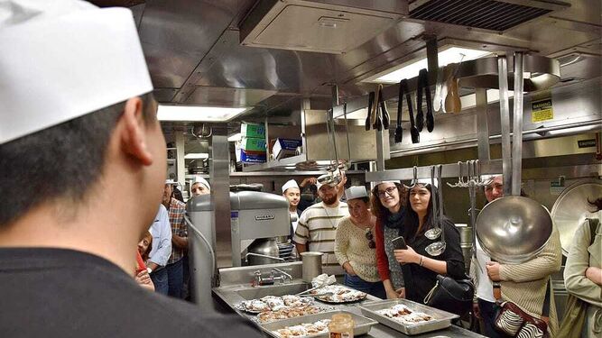 Estudiantes del Másterñam de la UCA, en la cocina de un buque de guerra estadounidense.