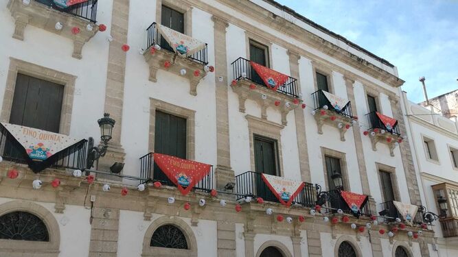 Los exornos engalanan balcones de la Plaza de España con motivo del 150 aniversario de la botella de Fino Quinta de Osborne.