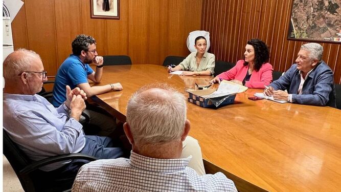 La candidata del PP a la Alcaldía de Chiclana, Ascen Hita, en un encuentro con bodegueros locales.