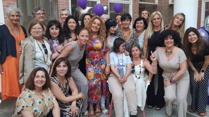 La homenajeada, Mamen Gómez Cama, con un grupo de compañeras, durante la comida celebrada con motivo de su jubilación.