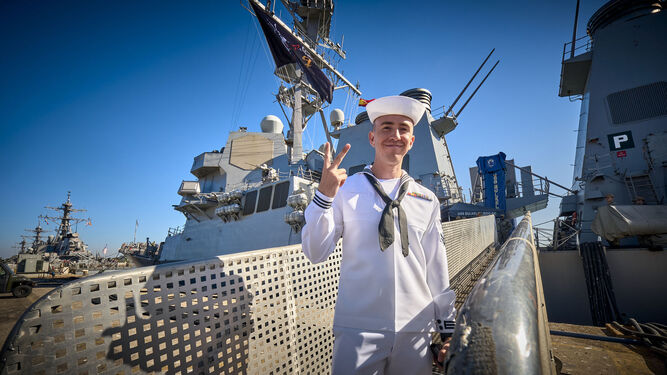 Un marinero del 'Uss Bulkeley' en 2022, cuando llegó a la Base de Rota.