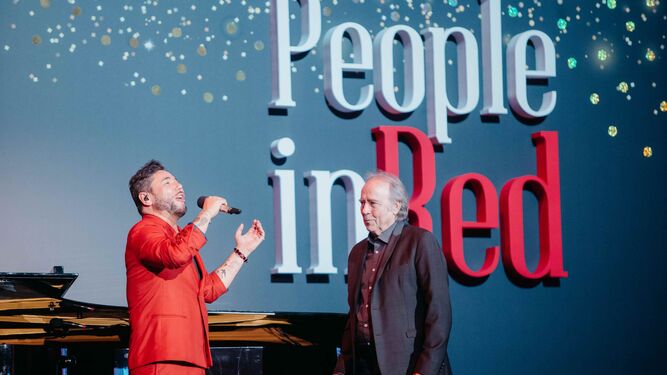 Miguel Poveda y Joan Manuel Serrat en la actuación de la gala People in Red