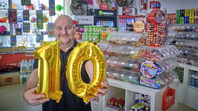 Javi Colombo celebra los diez años de su tienda de golosinas Travesuras.