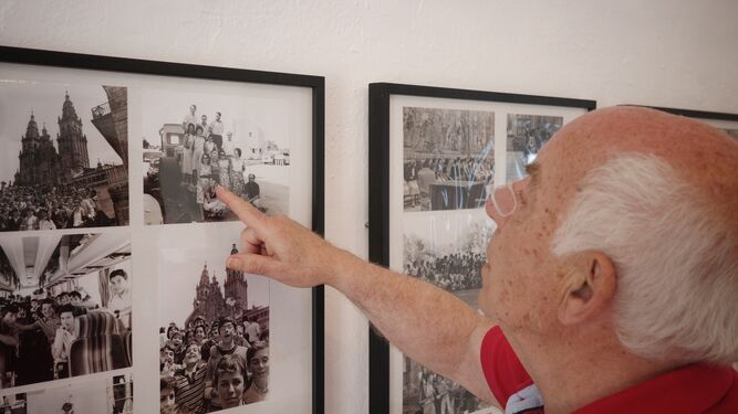 Un hombre mira una de las fotografías de la exposición del colegio La Inmaculada.