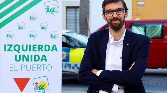 José Luis Bueno, candidato a la Alcaldía por Izquierda Unida, a las puertas del Ayuntamiento portuense.