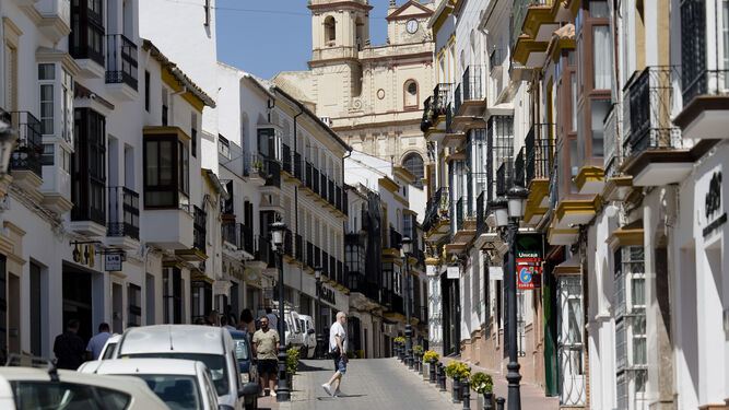 La calle Llana de Olvera con la Iglesia Mayor de la Encarnación de fondo.