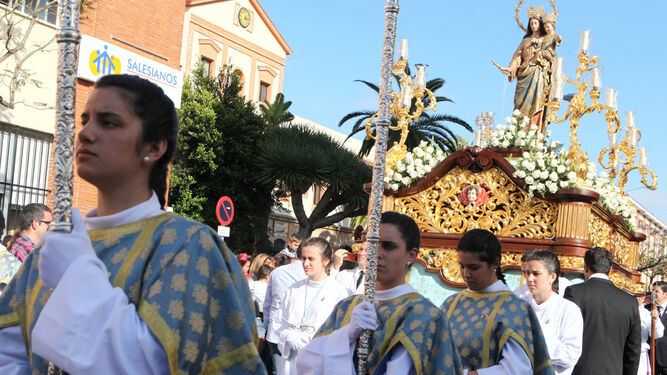 Imagen de una procesión de María Auxiliadora tras su salida de Salesianos.