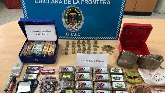 La droga y el dinero en efectivo incautados por la Policía Local de Chiclana.