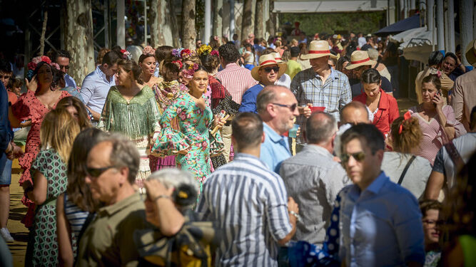 Una multitud de personas camina por la Feria de El Puerto en su edición de 2022