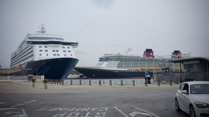 El Spirit of Discovery, a la izquierda de la foto, y el Disney Dream, este miércoles en Cádiz