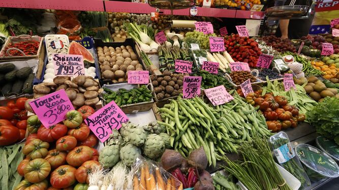 Expositor de frutas y hortalizas con precios a la vista.
