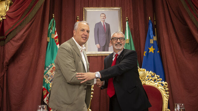 Juan Carlos Ruiz Boix y Francisco Piniella, durante la firma del convenio.