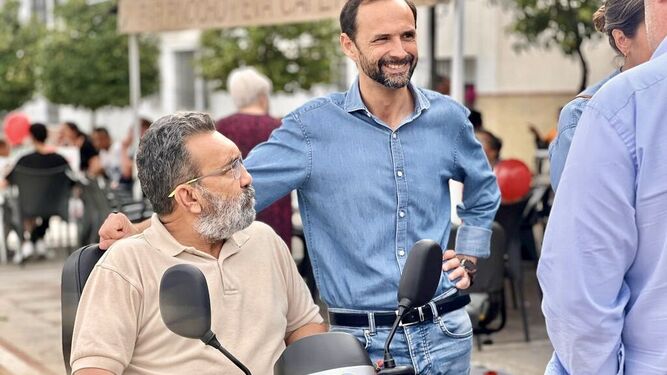 El candidato del PSOE a la Alcaldía de Sanlúcar, Víctor Mora, en una visita de campaña a la barriada El Palomar.