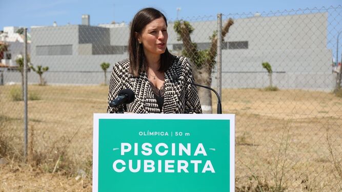 La candidata del PSOE de San Fernando, Patricia Cavada, en el solar en el que quiere construir una nueva piscina cubierta.