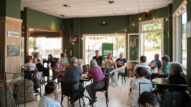 IU convocó en la cafetería ‘La estación del té’ un encuentro con un variado elenco de representantes del sector cultural.